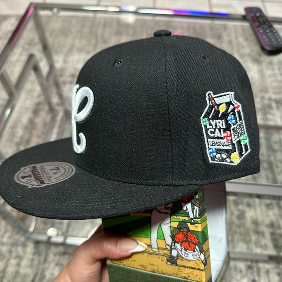 Lyrical lemonade x Chicago White Sox Mitchell & ness fitted cap - Picture 2 of 4